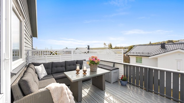 Uteområdet har en praktisk størrelse som gir mulighet for flere soner, eksempelvis sittegruppe, spiseplass og grillområde, samtidig som det fortsatt er god luft og romfølelse.