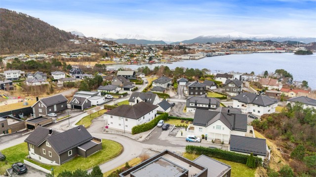 Kort vei til flott turterreng på Holsfjellet og gangavstand til badeplass og friområde ved sjøen