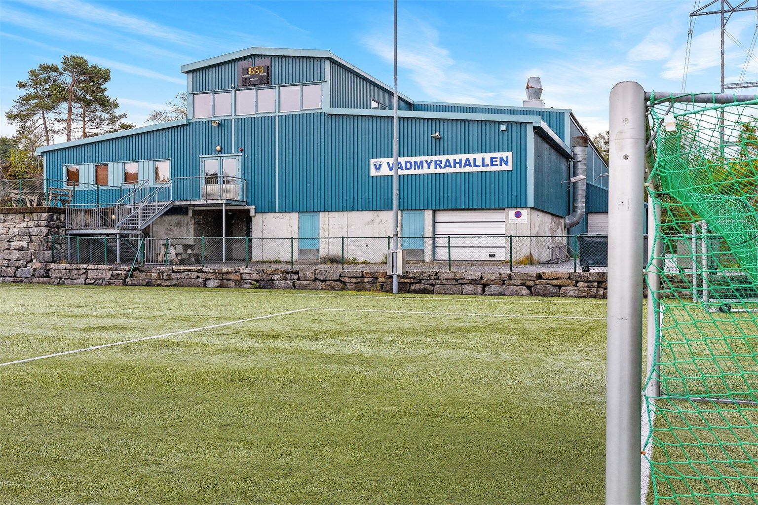 Kort vei til idrettsanlegg og fritidsaktiviteter som Vadmyrahallen.