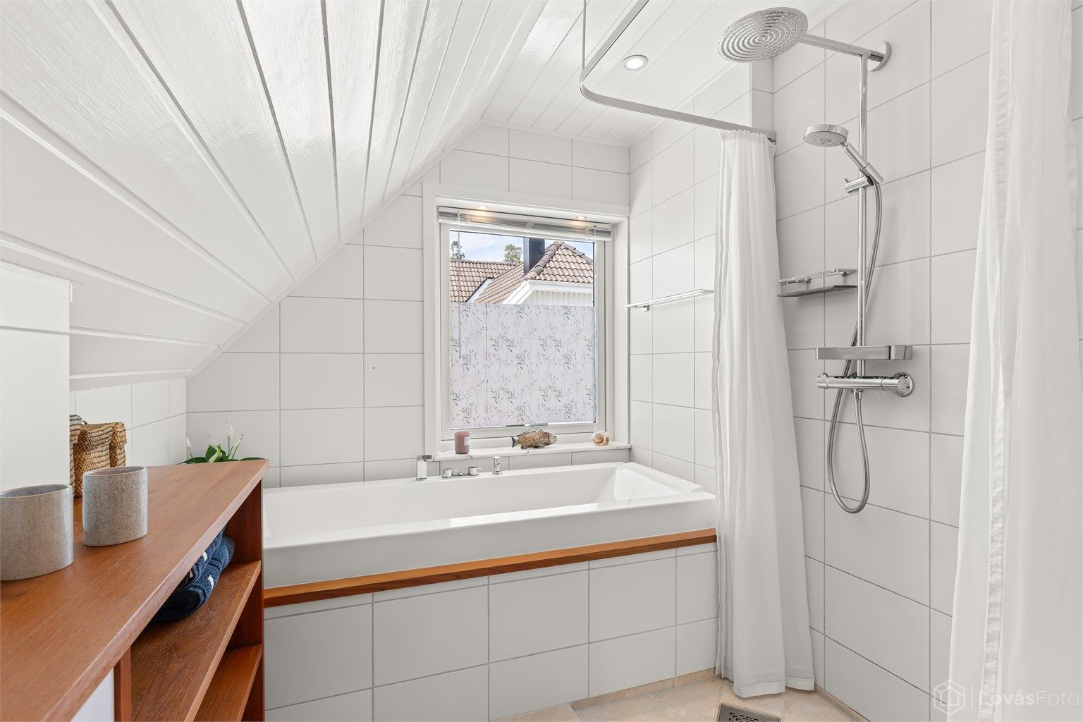 Badet har både badekar og dusj