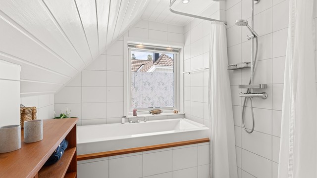 Badet har både badekar og dusj