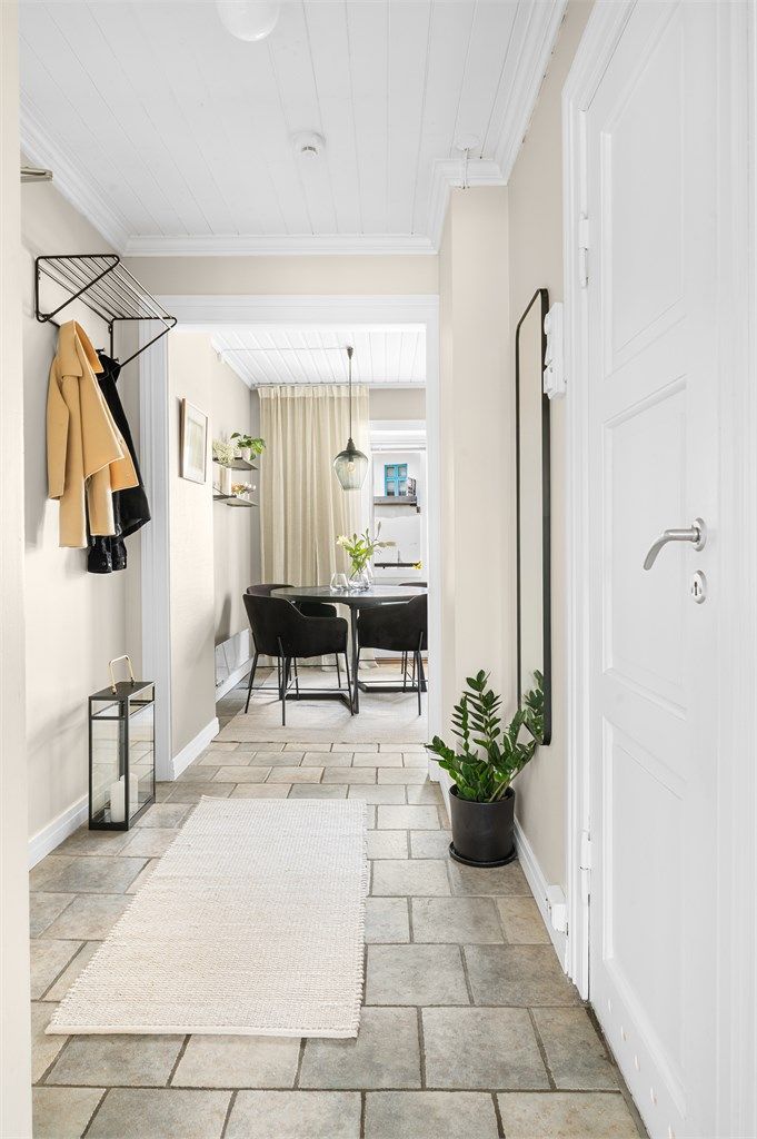 Fra entréen er det direkte tilgang til alle rom i leiligheten. Leiligheten disponerer også to boder for ekstra lagring.