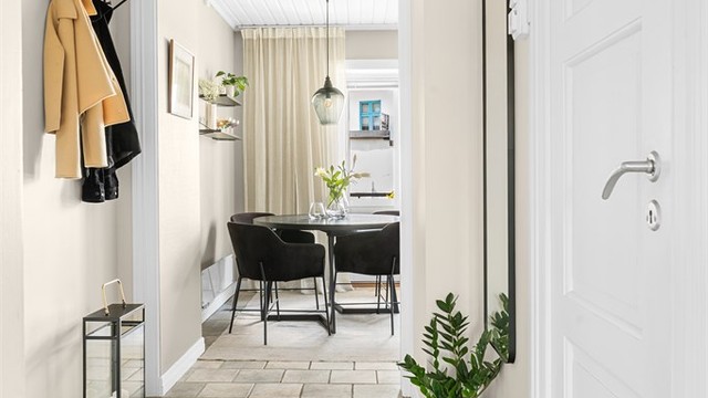 Fra entréen er det direkte tilgang til alle rom i leiligheten. Leiligheten disponerer også to boder for ekstra lagring.