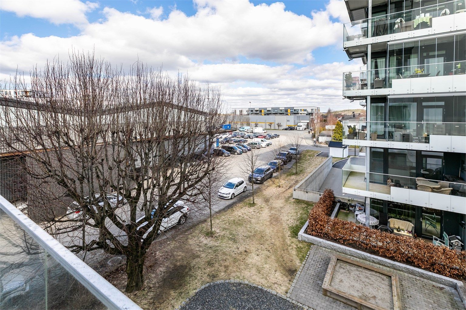 På verandaen er det utsyn i flere retninger, blant annet helt til Bjørnåsen.