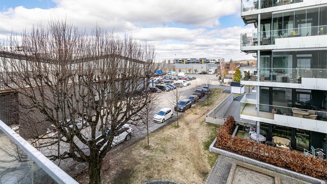 På verandaen er det utsyn i flere retninger, blant annet helt til Bjørnåsen.