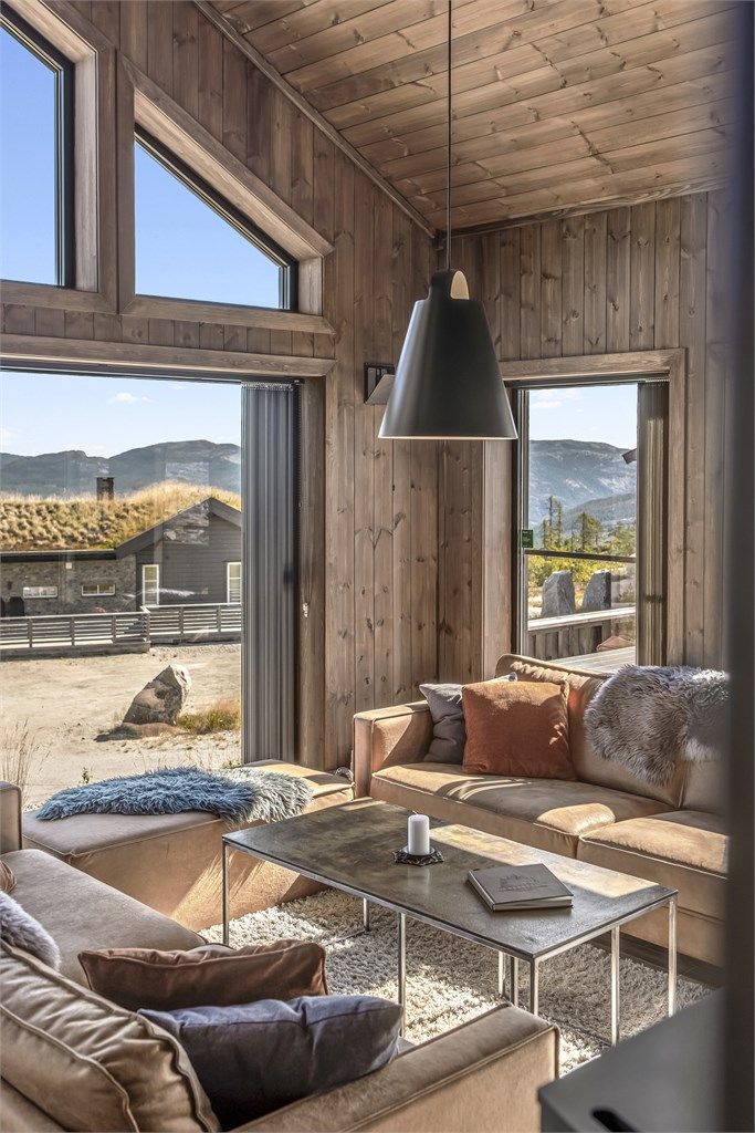 Åpen himling og store vindusflater gir rommet sitt særpreg