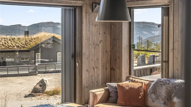 Åpen himling og store vindusflater gir rommet sitt særpreg