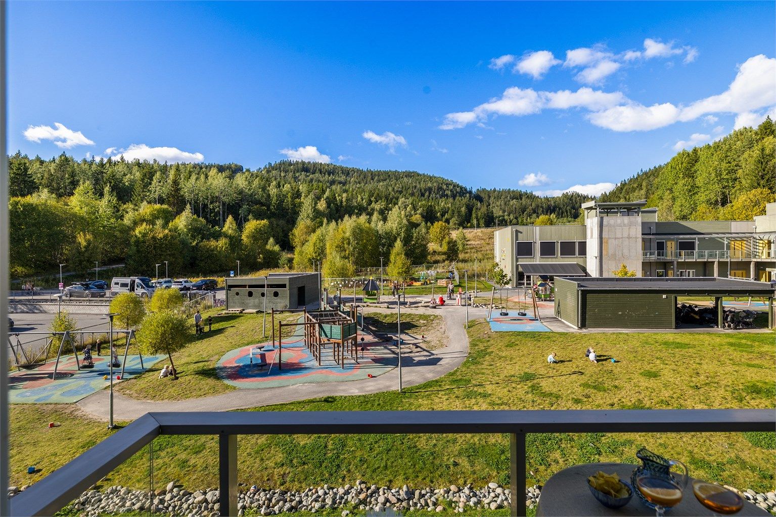 Balkongen vender mot nordvest med flott utsyn mot Grefsenkleiva og Skytterbanen barnehage