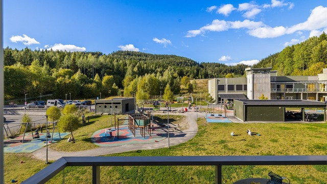 Balkongen vender mot nordvest med flott utsyn mot Grefsenkleiva og Skytterbanen barnehage