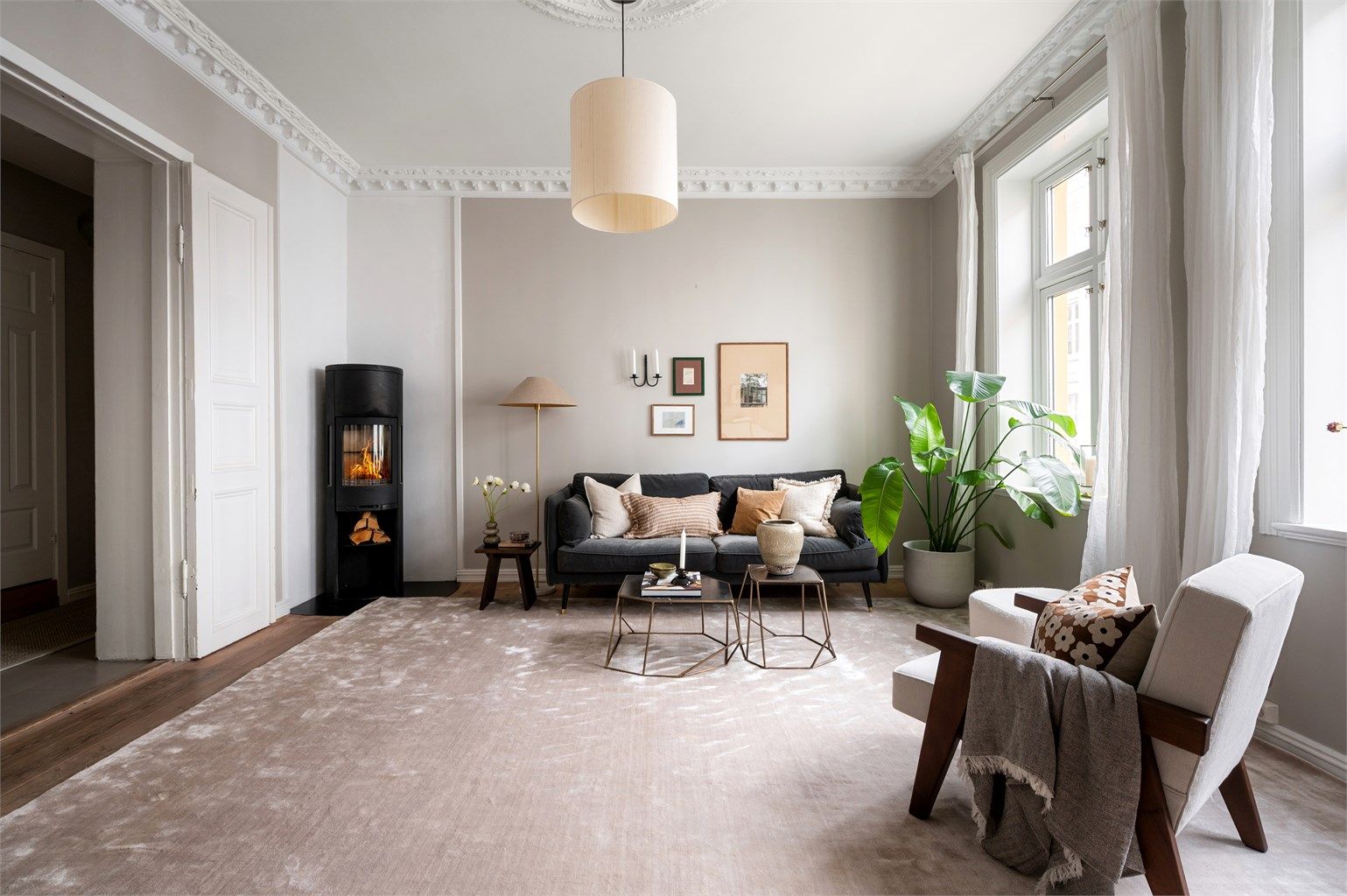 Lys og romslig stue med store vindusflater som kombinert med den særdeles gode takhøyden på opptil 3 meter skaper en luftig atmosfære i boligen.