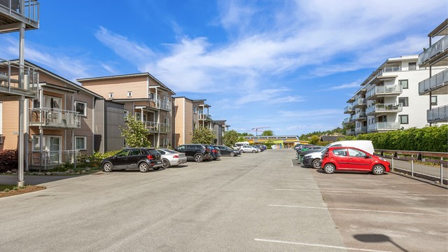 Parkering for en bil på fast plass like ved leiligheten