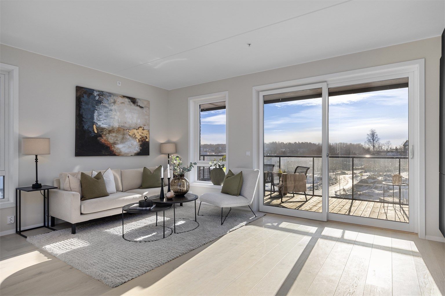 Rommet har vindusflater fra gulv til tak og vinduer på to sider gir godt med lysinnslipp og god romfølelse. Det er også meget god takhøyde på hele 2,61 m i rommet. 