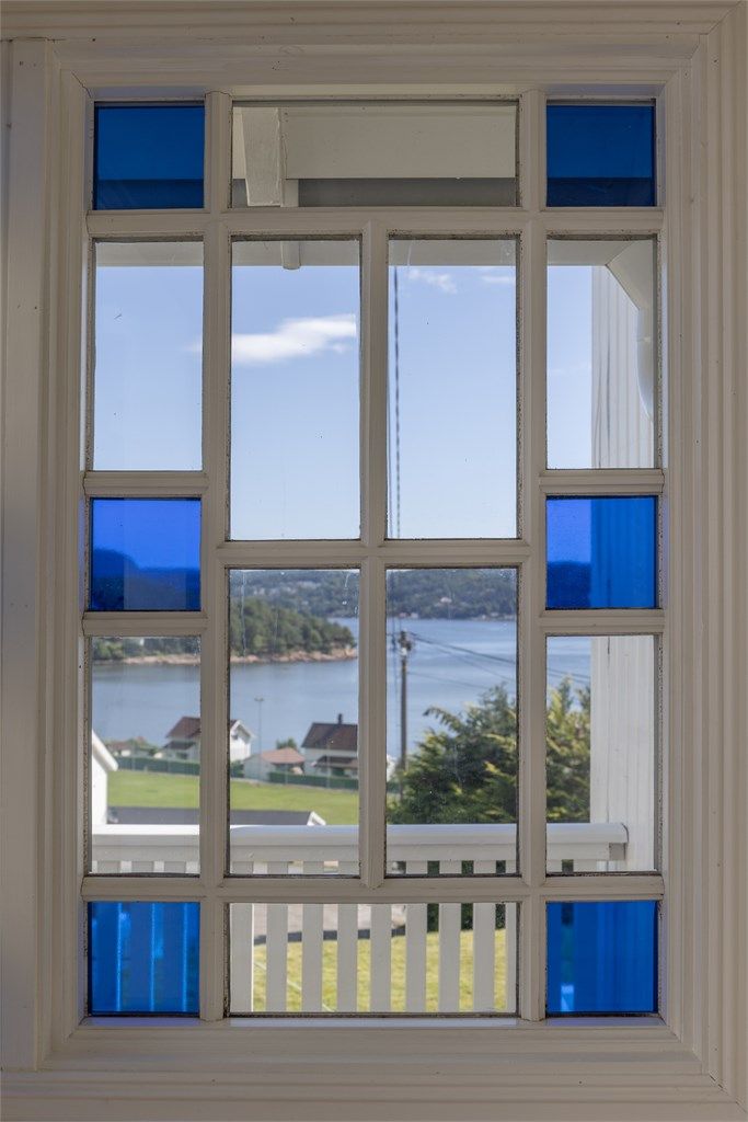 Vindusdetalj med utsikt mot fjorden.
