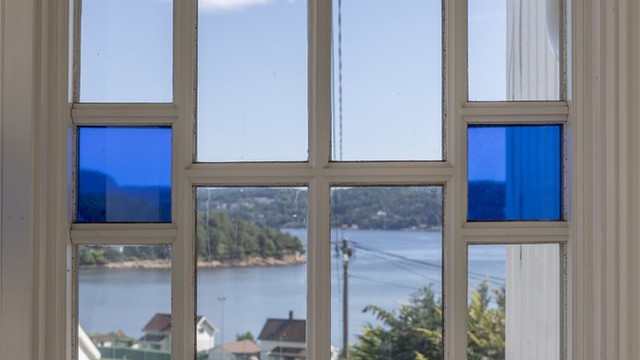 Vindusdetalj med utsikt mot fjorden.