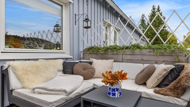 God plass til en romslig utesofa på den lune uteplassen.