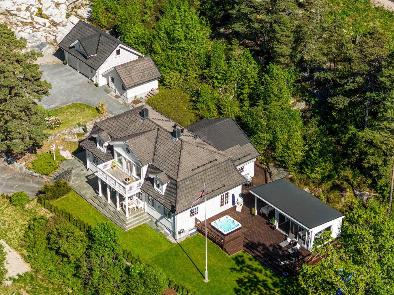 Langgårdsveien 12 er møysommelig oppgradert siden 2018. Den herskapelige villaen er modernisert, utearealene betydelig påkostet.