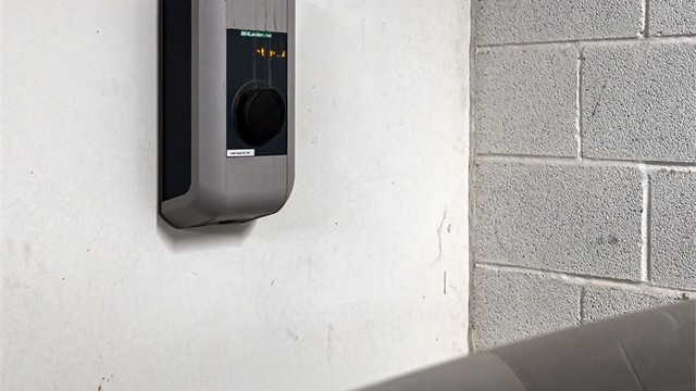 Det er elbillader på plassen