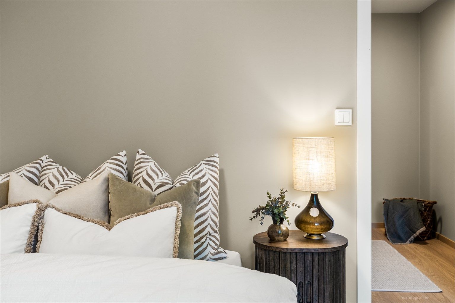 Soverommene er holdt i nøytrale farger, og gir et rolig utgangspunkt for personlig innredning.