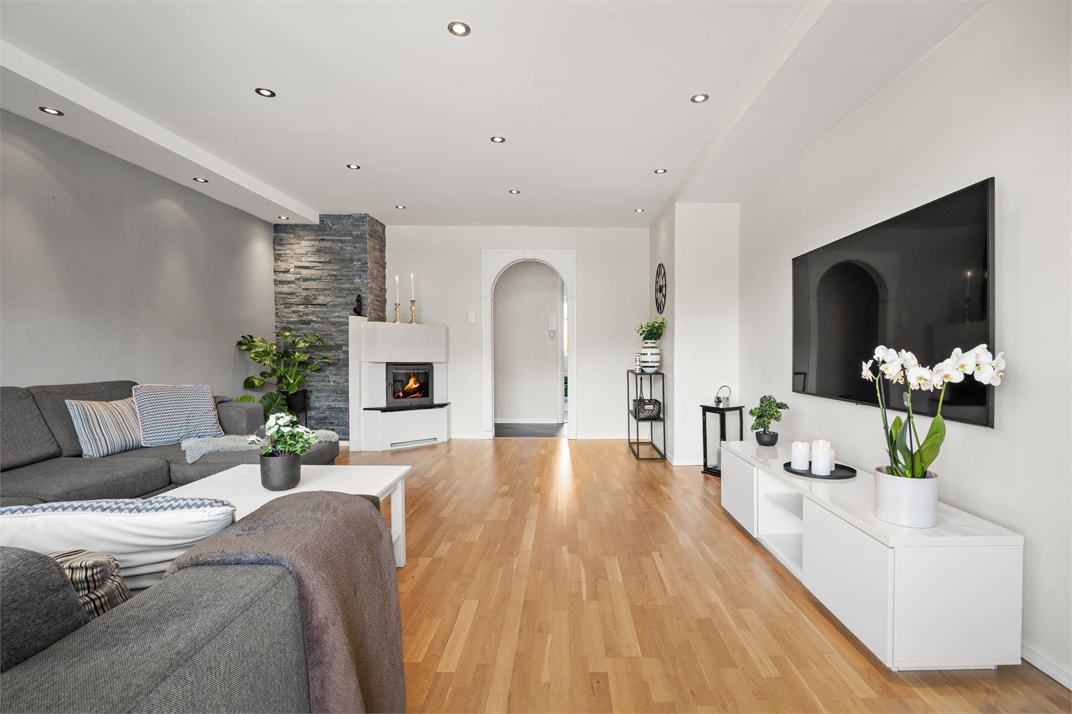 Downlights i himlingen og parkett på gulvene
