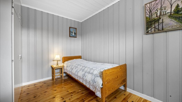 Kjelleren har flere disponible rom som gir fleksibilitet i bruken. Det er god takhøyde.