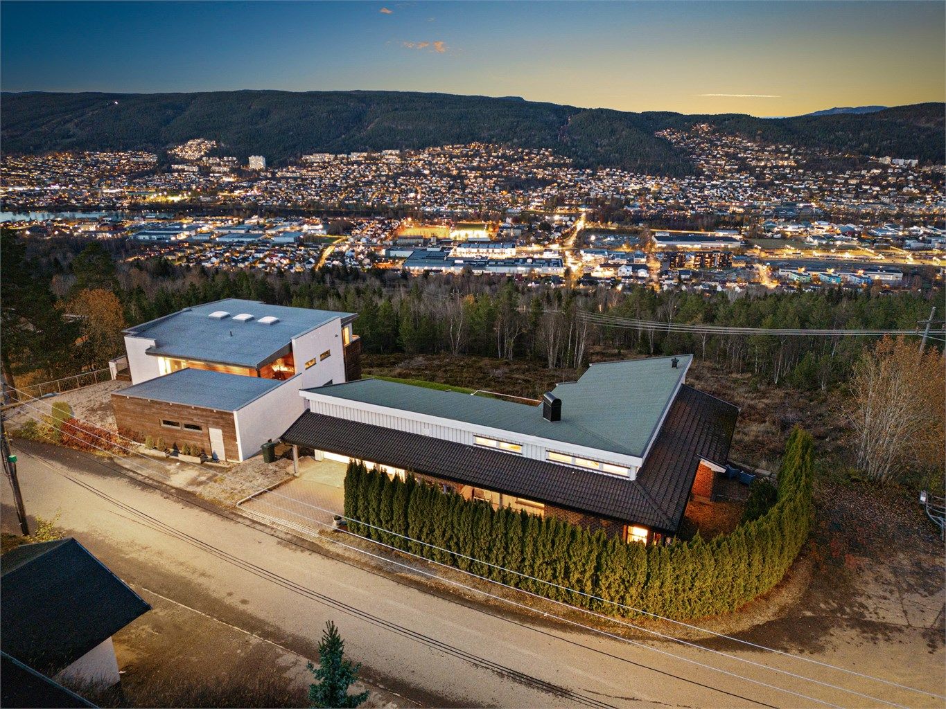 Parkering i integrert dobbelgarasje på ca. 32 kvm med el-billader fra 2022