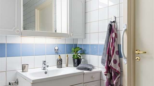Servantskap og praktiske overskap gir oppbevaringsplass for toalettsaker.