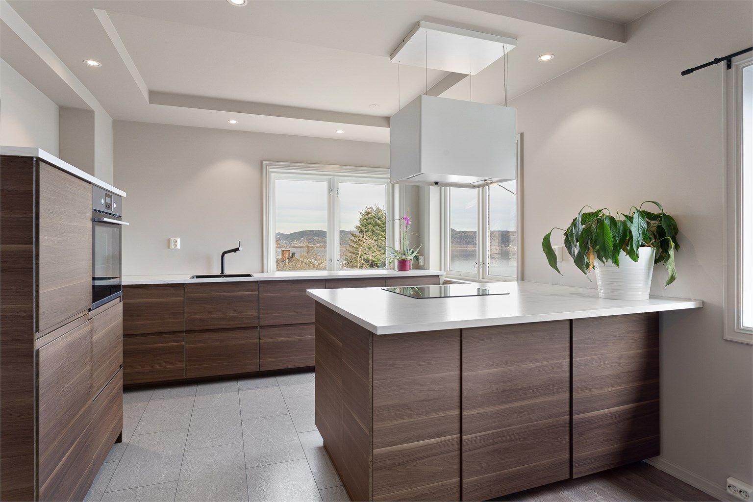 Kjøkkenhalvøya har nedfelt platetopp og en takhengt ventilator.