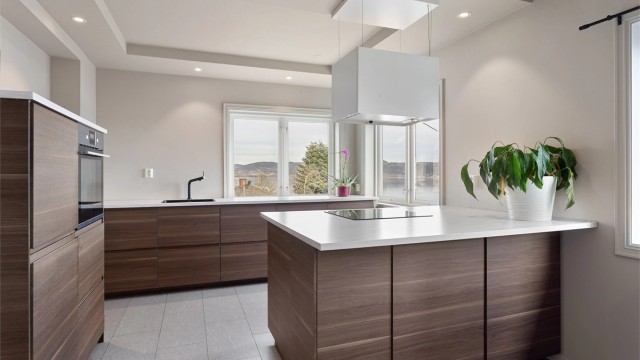 Kjøkkenhalvøya har nedfelt platetopp og en takhengt ventilator.