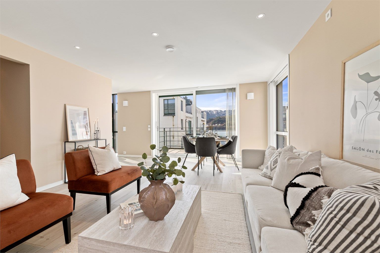 Leiligheten har to balkonger på til sammen 16 m², en mot syd på 8 kvm og en mot øst på 8 kvm som gir gode muligheter for å nyte utelivet fra egen bolig