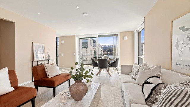 Leiligheten har to balkonger på til sammen 16 m², en mot syd på 8 kvm og en mot øst på 8 kvm som gir gode muligheter for å nyte utelivet fra egen bolig