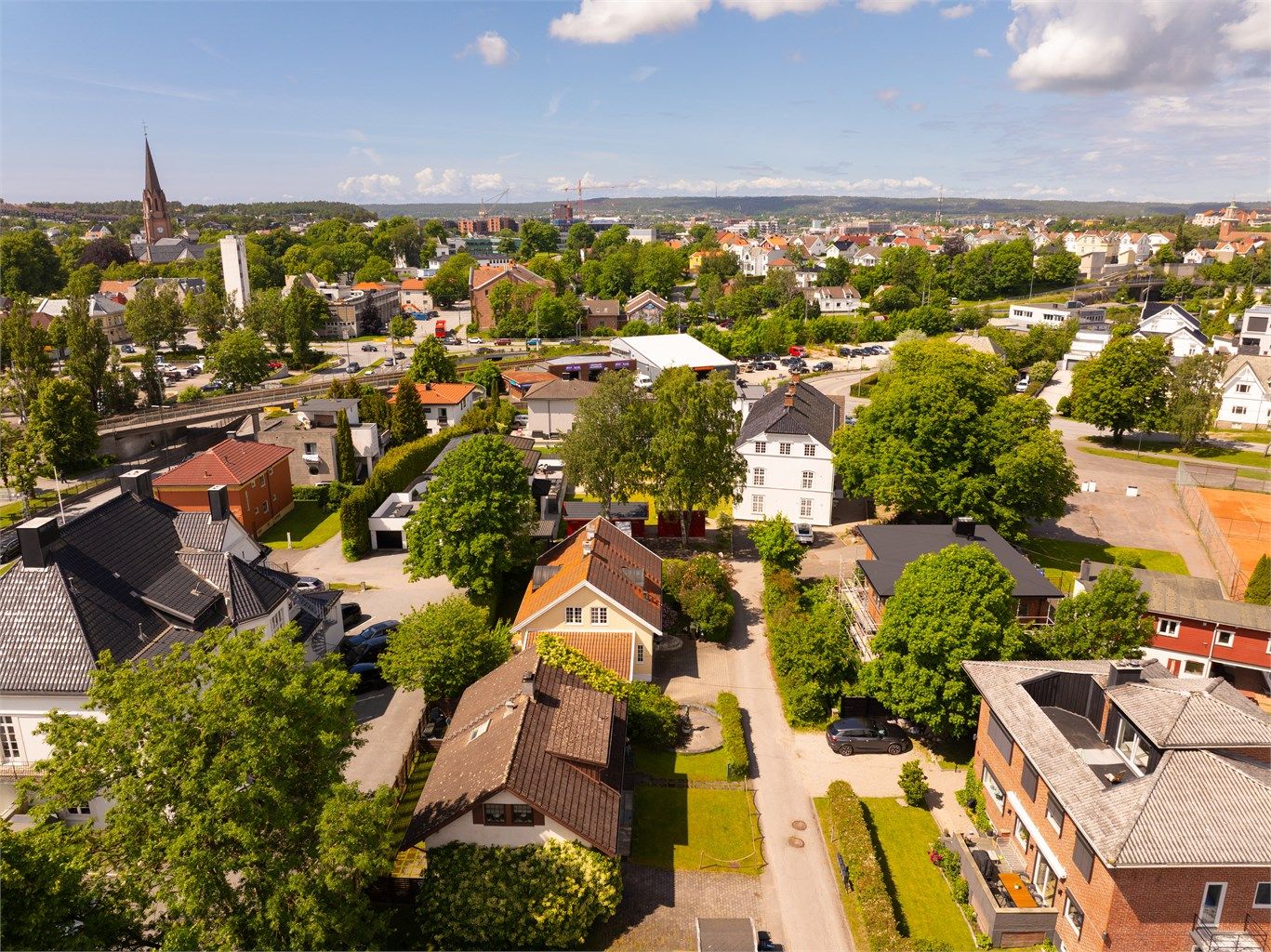 Eiendommen ligger rolig til i stille blindgate uten gjennomgangstrafikk. 