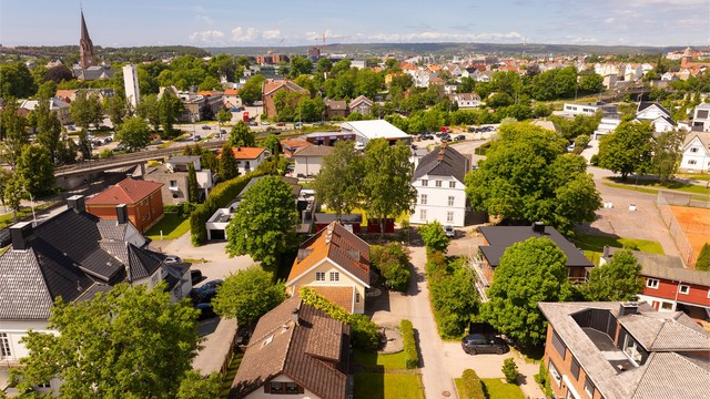 Eiendommen ligger rolig til i stille blindgate uten gjennomgangstrafikk.