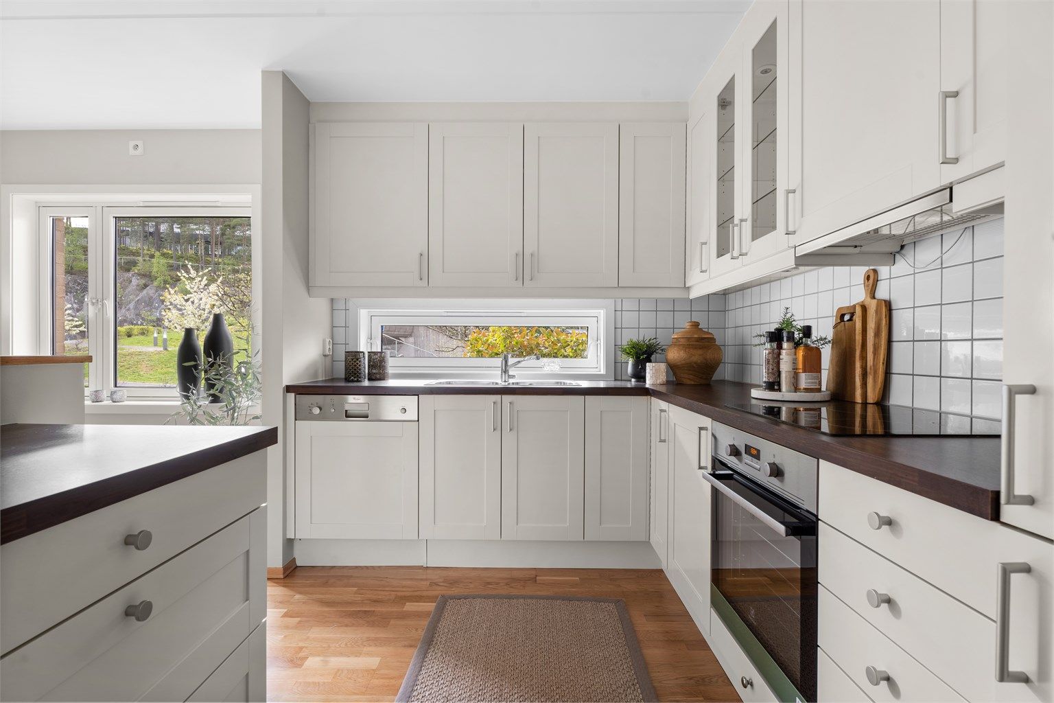 Åpen kjøkkenløsning mot stue - kjøkkenøyen lager en naturlig sone inndeling!