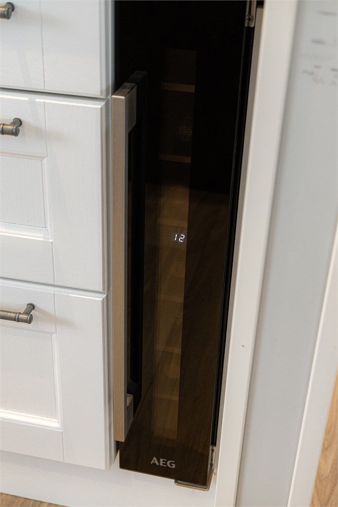 En integrert vinkjøler er en av de påkostede detaljene på kjøkkenet.