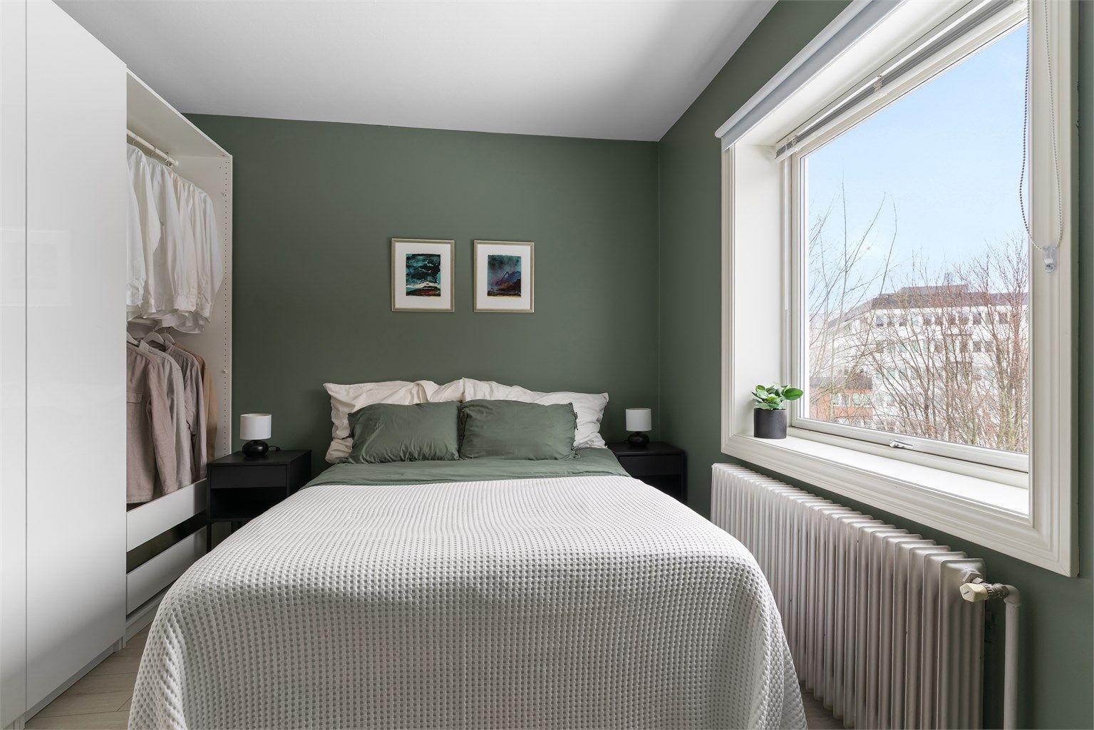 I likhet med stue og kjøkken har hovedsoverommet fått installert en Philips Hue taklampe.