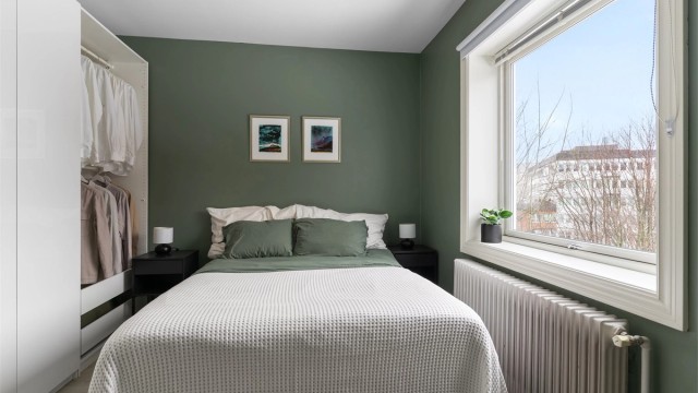 I likhet med stue og kjøkken har hovedsoverommet fått installert en Philips Hue taklampe.