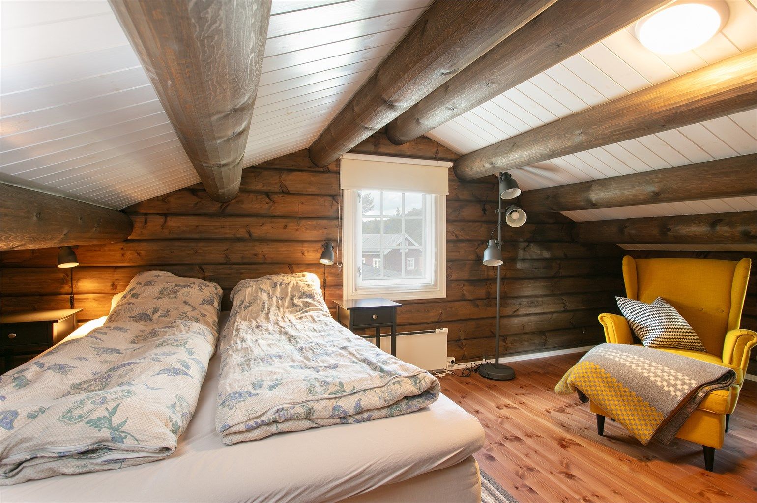 Loftsetasjen har et gulvareal på ca. 49 m², innredet med flere soveplasser.