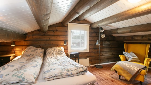 Loftsetasjen har et gulvareal på ca. 49 m², innredet med flere soveplasser.