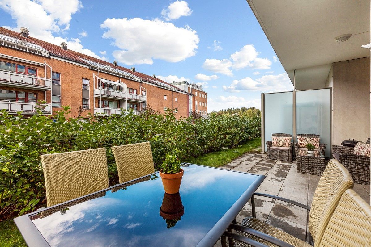 002_Stor markterrasse med god plass til diverse utemøblement. ..jpg