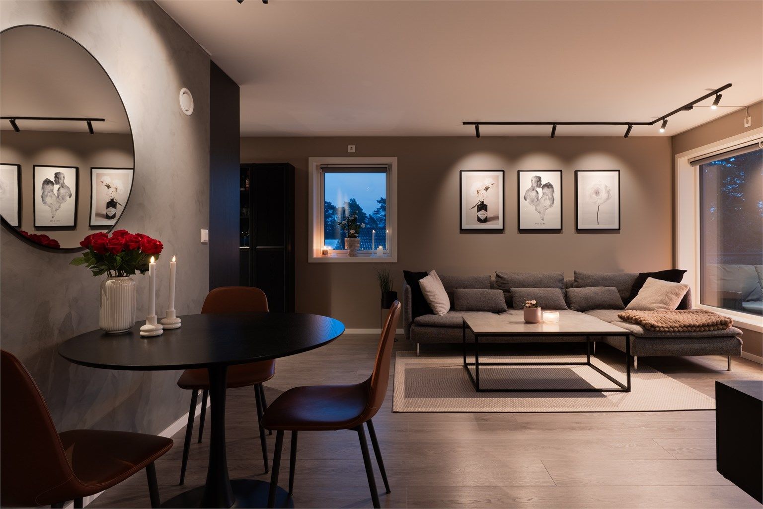 Leiligheten ble oppført i 2021 med moderne standard som inkluderer vannbåren varme i alle rom.
Fotograf; Kristoffer Kristiansen.