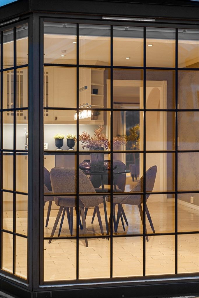 Karnappvinduet gir kjøkkenet en egen karakter og slipper inn rikelig med dagslys.