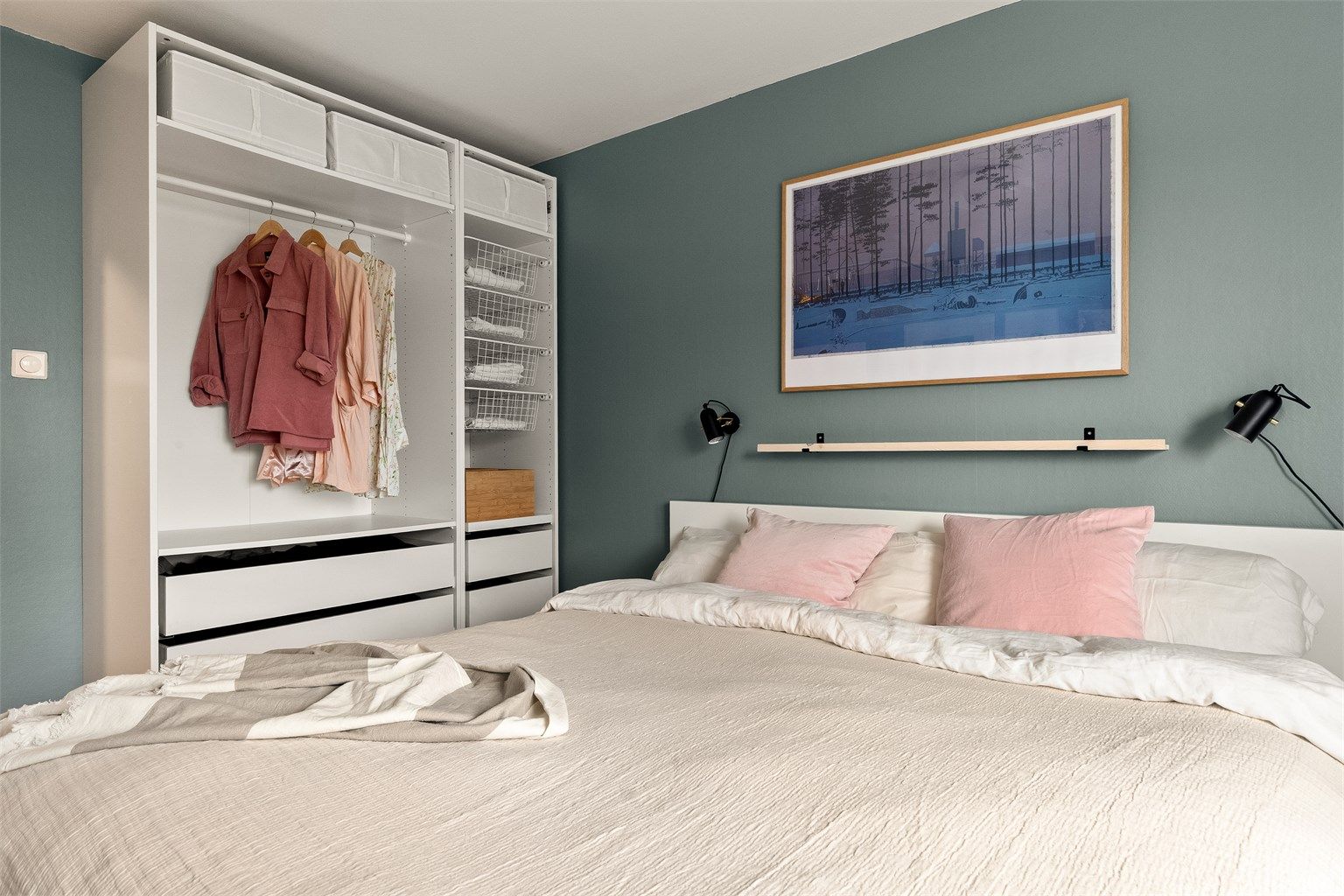 Hovedsoverommet har god plass til dobbeltseng og garderobeløsning.