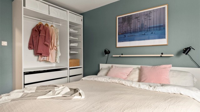 Hovedsoverommet har god plass til dobbeltseng og garderobeløsning.