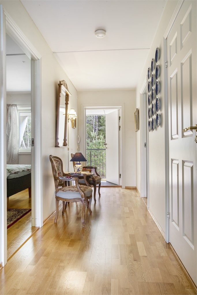 Velkommen inn i en lys romslig entré med god plass til yttertøy og sko. 