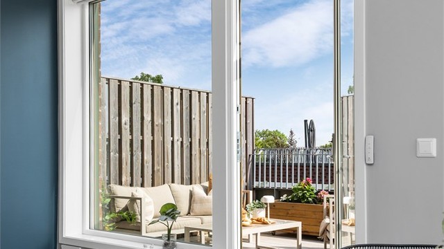 Fra stuen er det utgang til en romslig altan på 14 m², som blir en naturlig forlengelse av leiligheten.