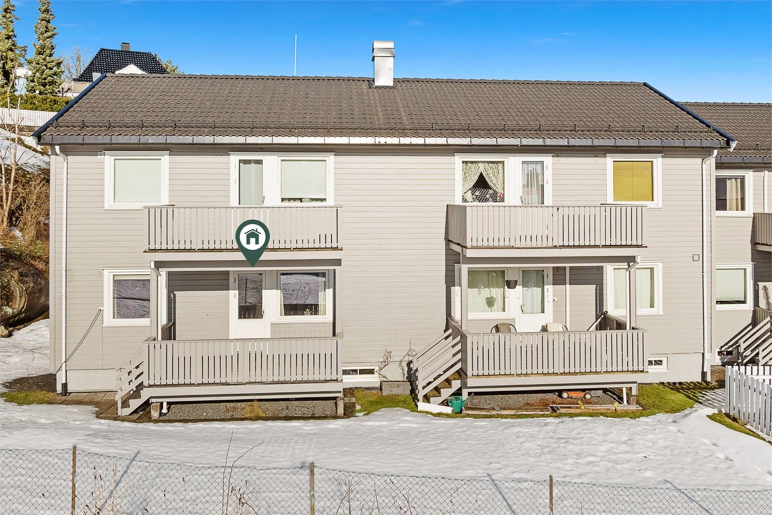 Leiligheten ligger i første etasje i et veletablert borettslag.