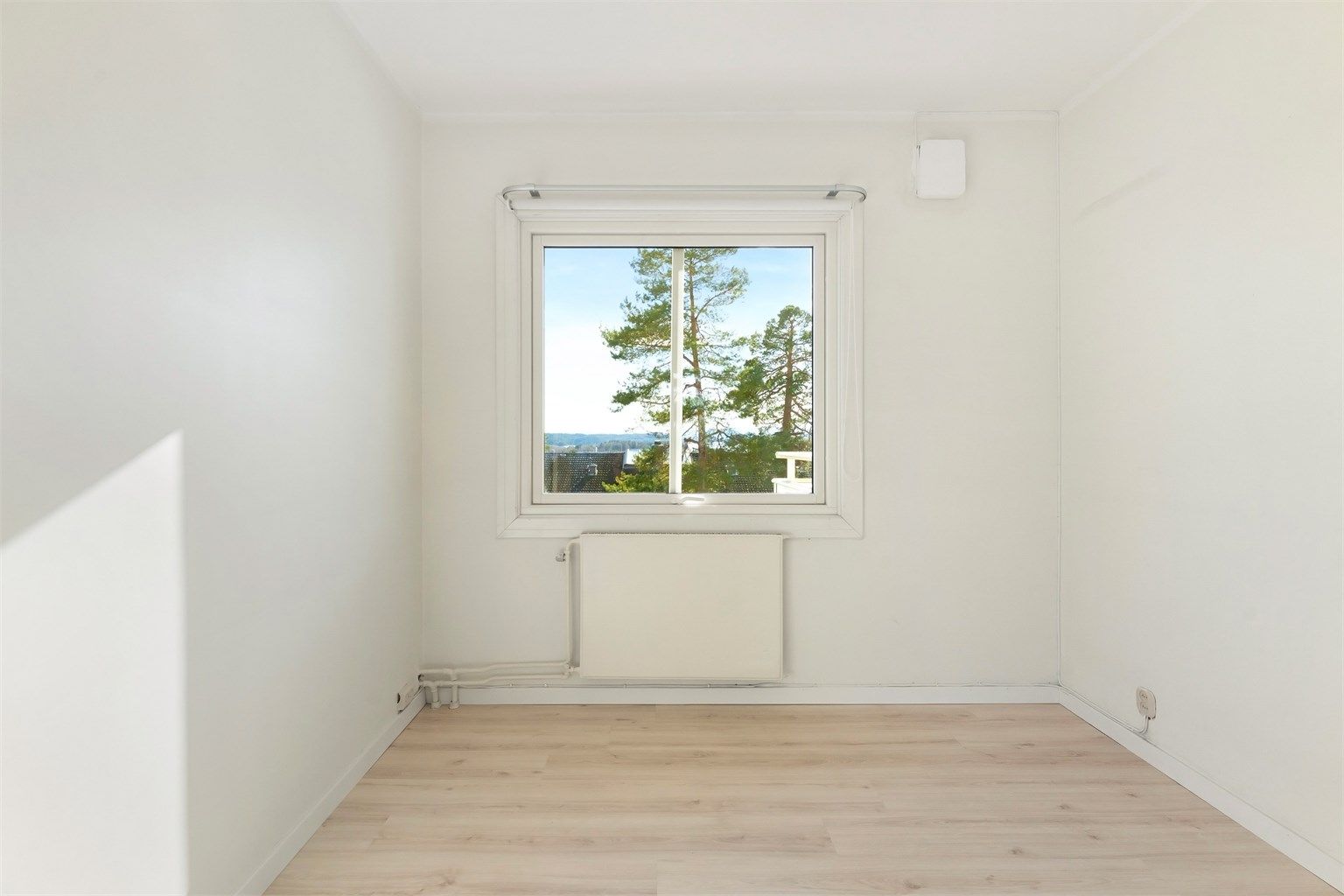 Vinduet på soverommet har to-lags glass fra 2014.