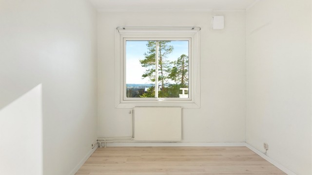 Vinduet på soverommet har to-lags glass fra 2014.