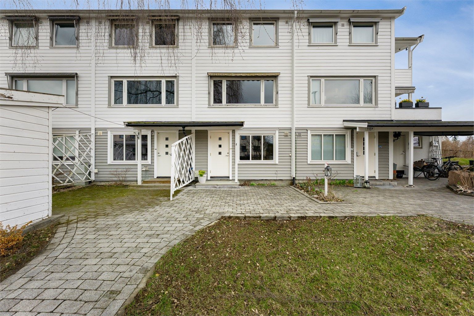 Et familievennlig rekkehus over tre plan med en sentral og praktisk beliggenhet i et barnevennlig område.