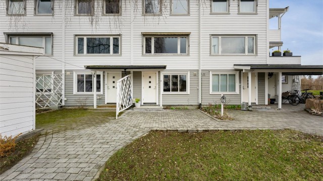 Et familievennlig rekkehus over tre plan med en sentral og praktisk beliggenhet i et barnevennlig område.